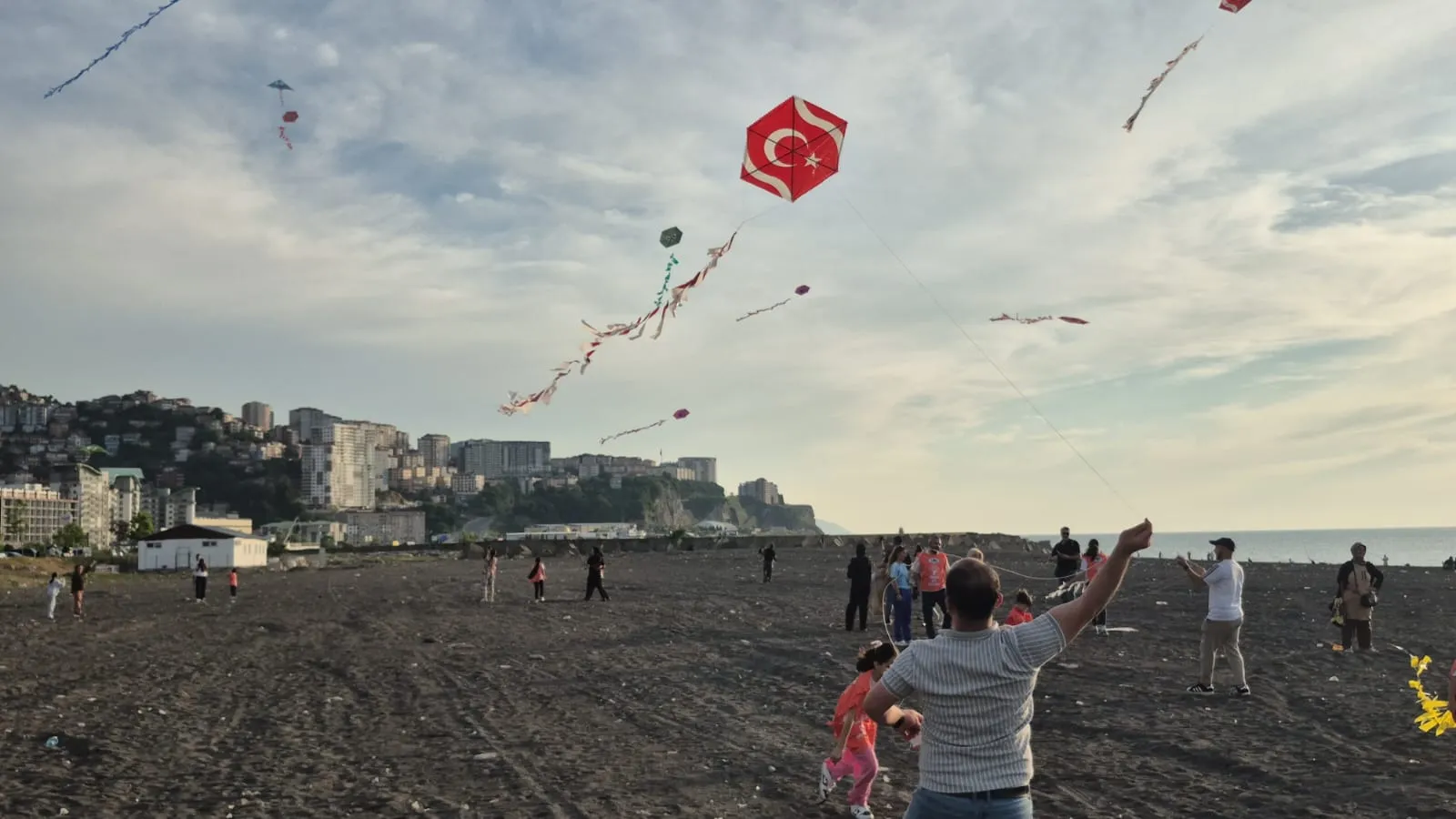 Zonguldak sahiline umut uçurtmalarıyla mesaj gönderdiler