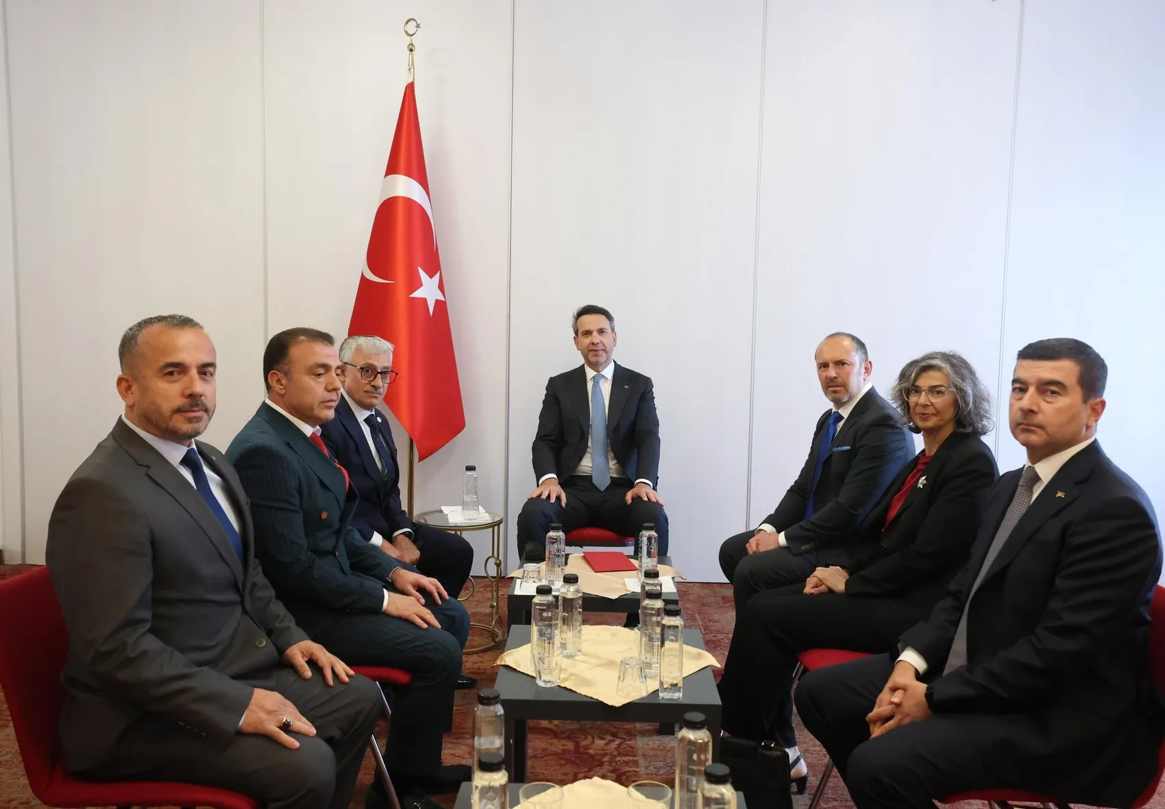 Bakan Bayraktar Romanya’daki Türk vatandaşlarıyla buluştu