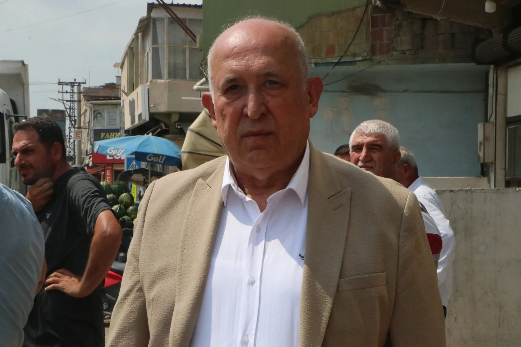Adana'da ana su borusu patladı ve cadde çöktü