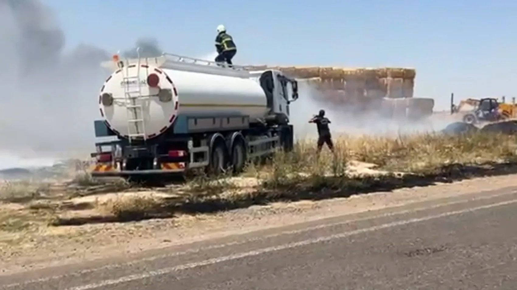 Viranşehir yolunda saman yüklü TIR alevler içinde kaldı