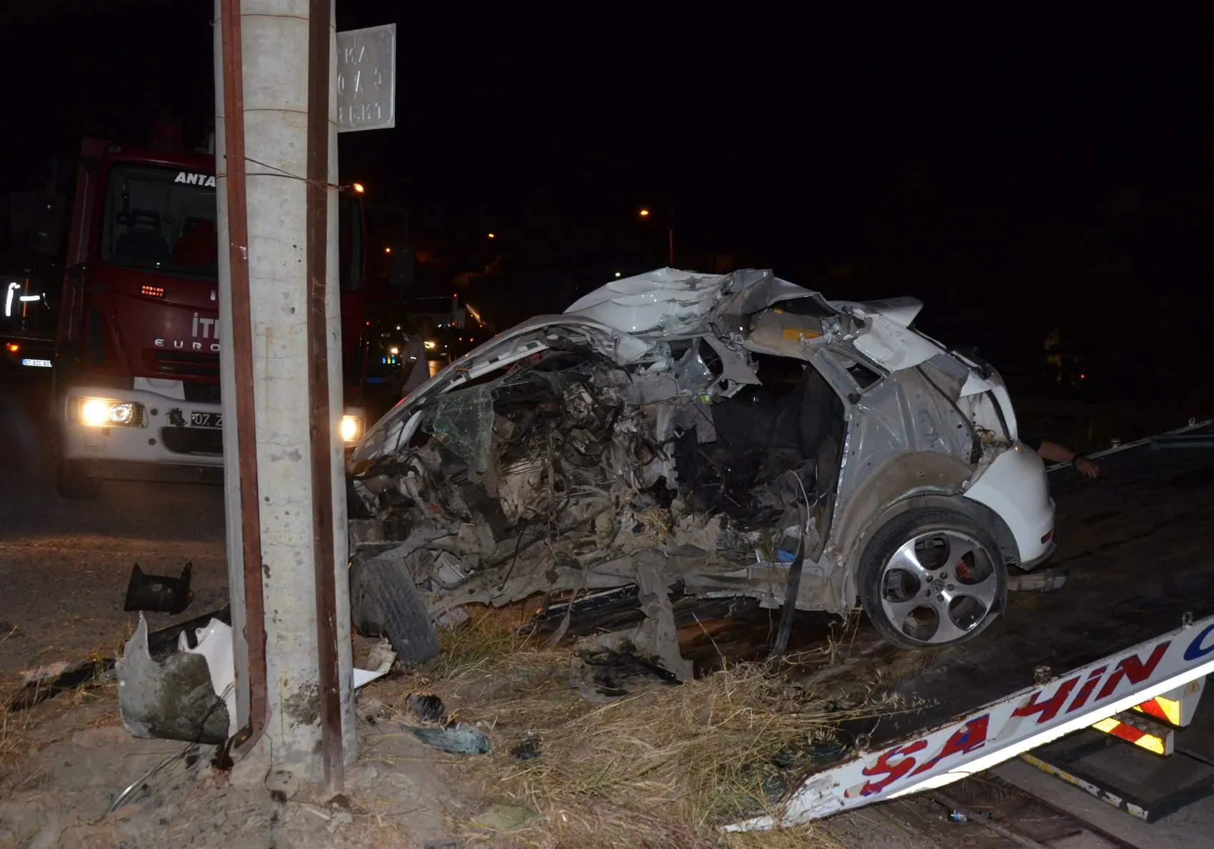 Serik’te direğe çarpan otomobilin sürücüsü hayatını kaybetti