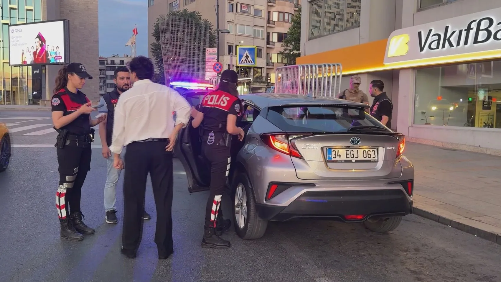 İstanbul’da polis ekipleri gece boyunca geniş çaplı asayiş denetimi yaptı