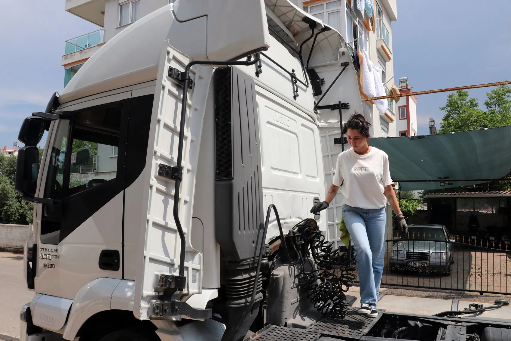 Memuriyeti bıraktı, Avrupa yollarında direksiyon başına geçti