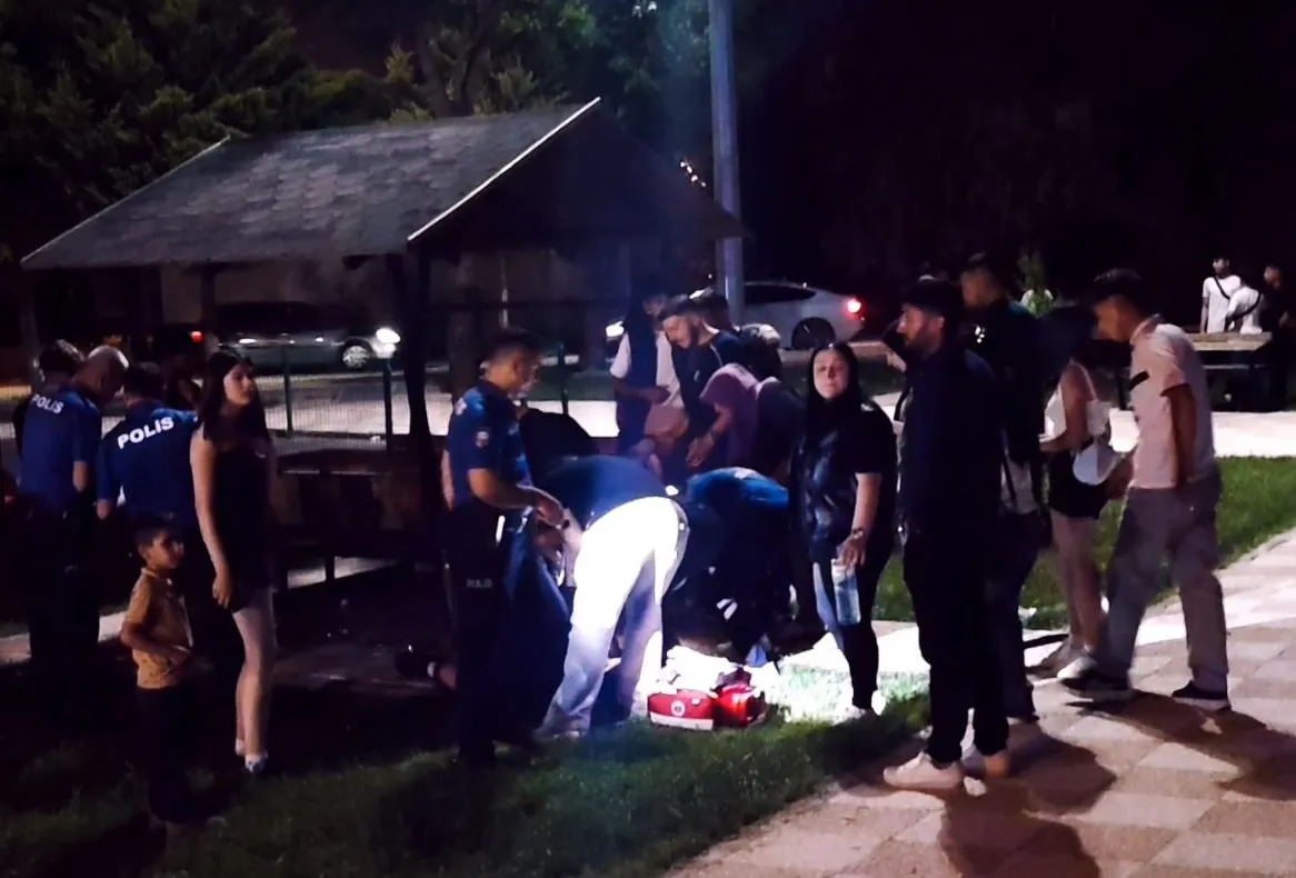 Aksarayda parkta oturan gence bıçaklı ve gazlı saldırı