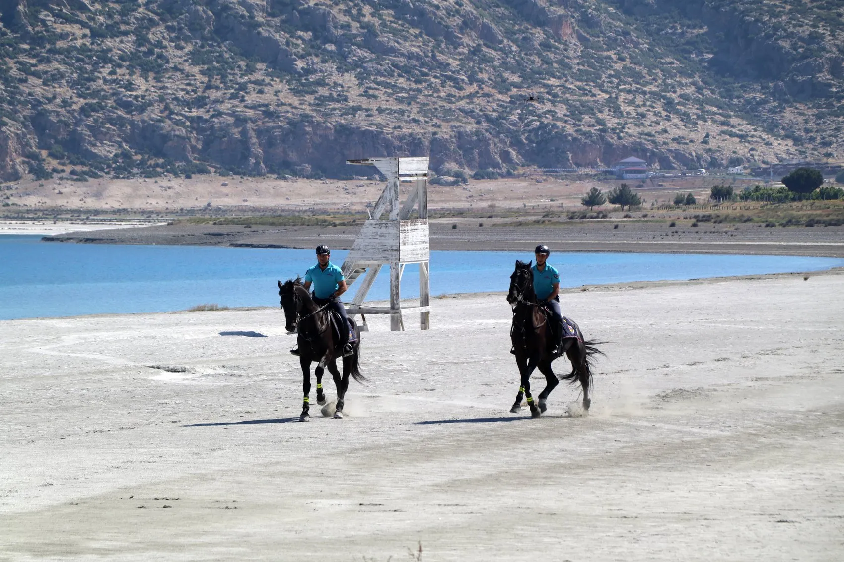 Salda Gölü kıyısında güvenlik artık atlı timlere emanet