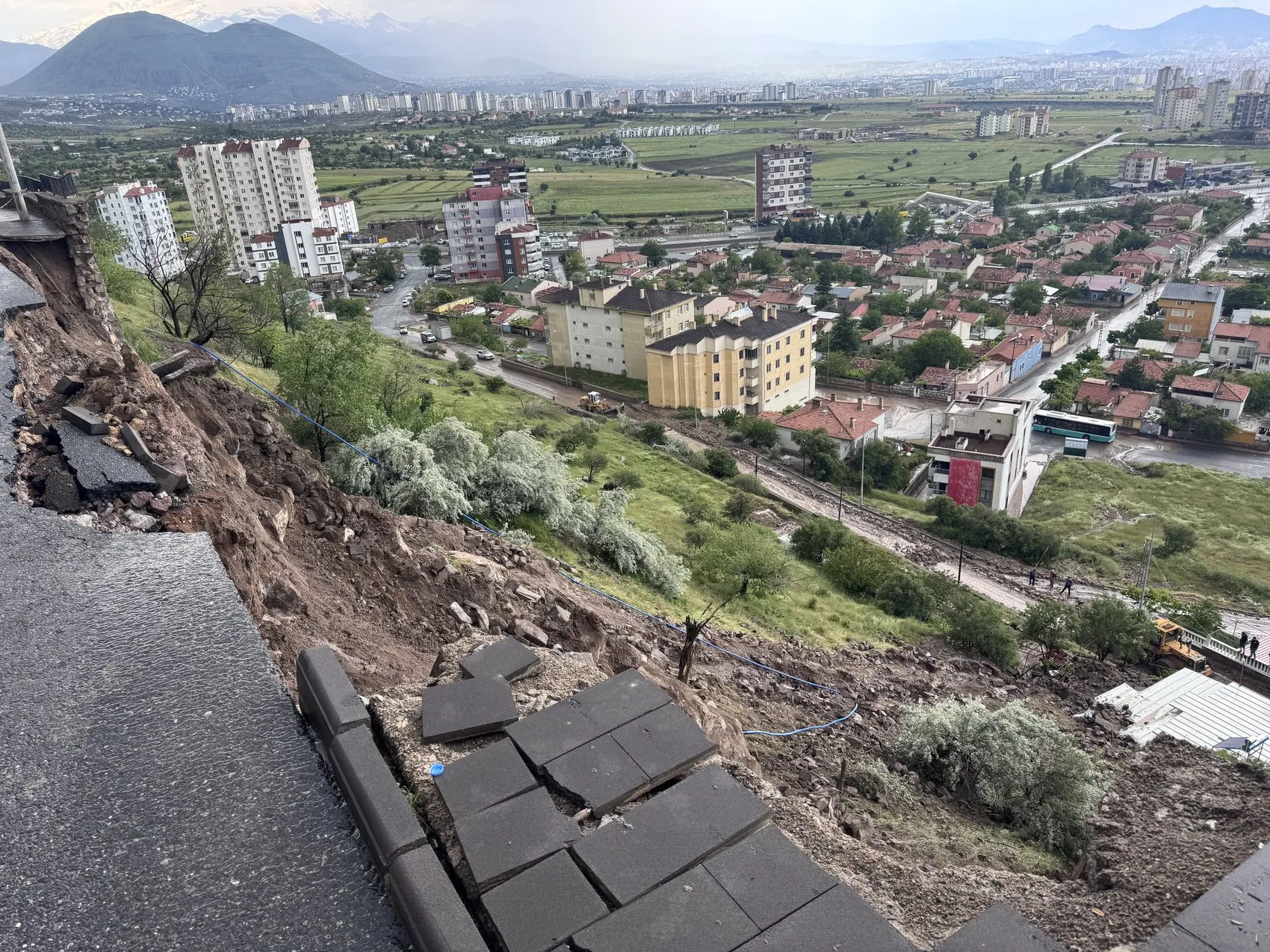 Kayseri'de sağanak duvarı yıktı geçti