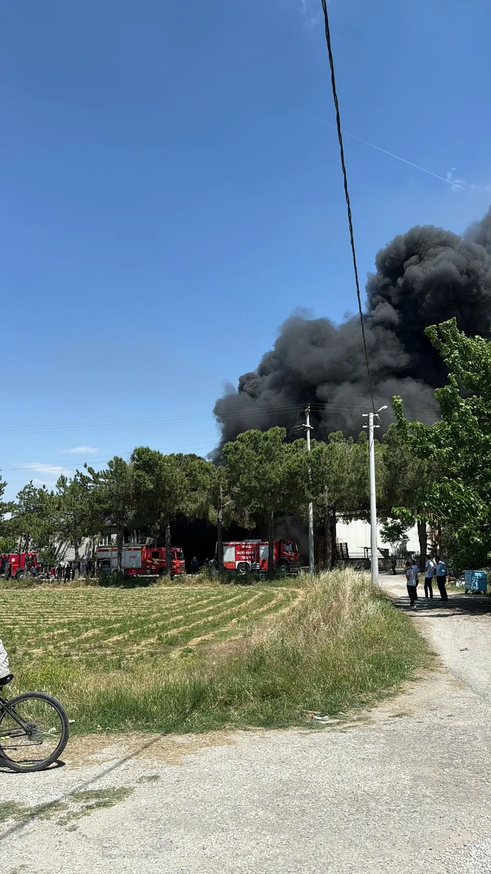 Denizli'de kauçuk fabrikasından yükselen dumanlar şehri sardı