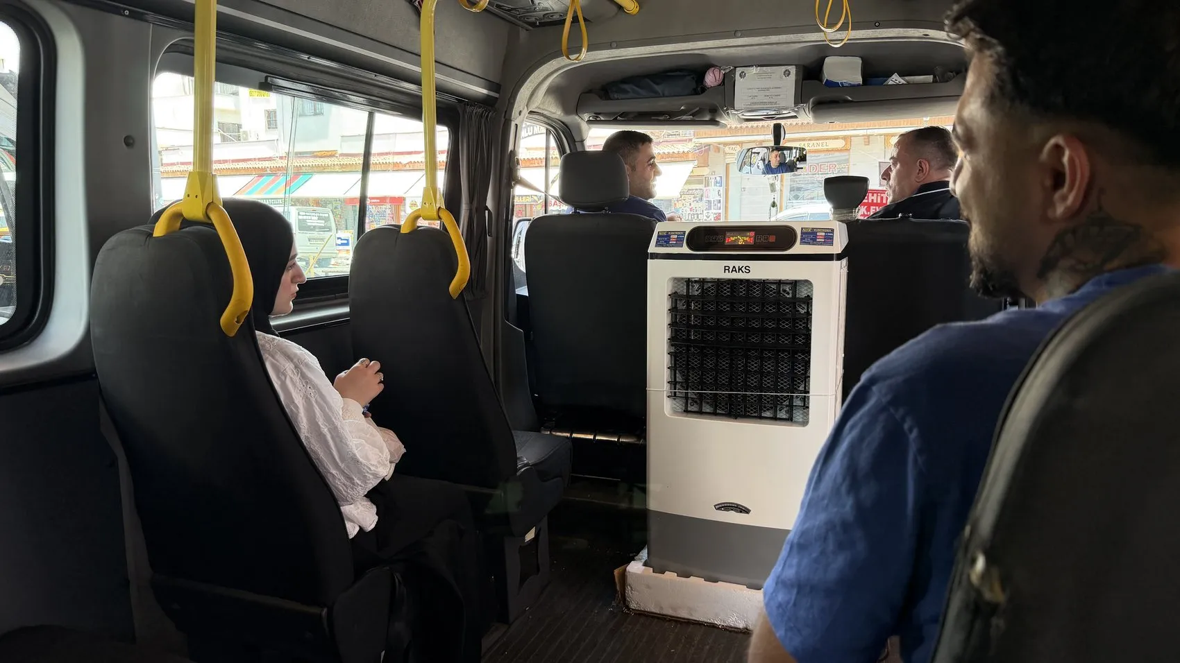 Diyarbakırlı şoförden minibüste 42 derecelik sıcağa karşı pratik çözüm
