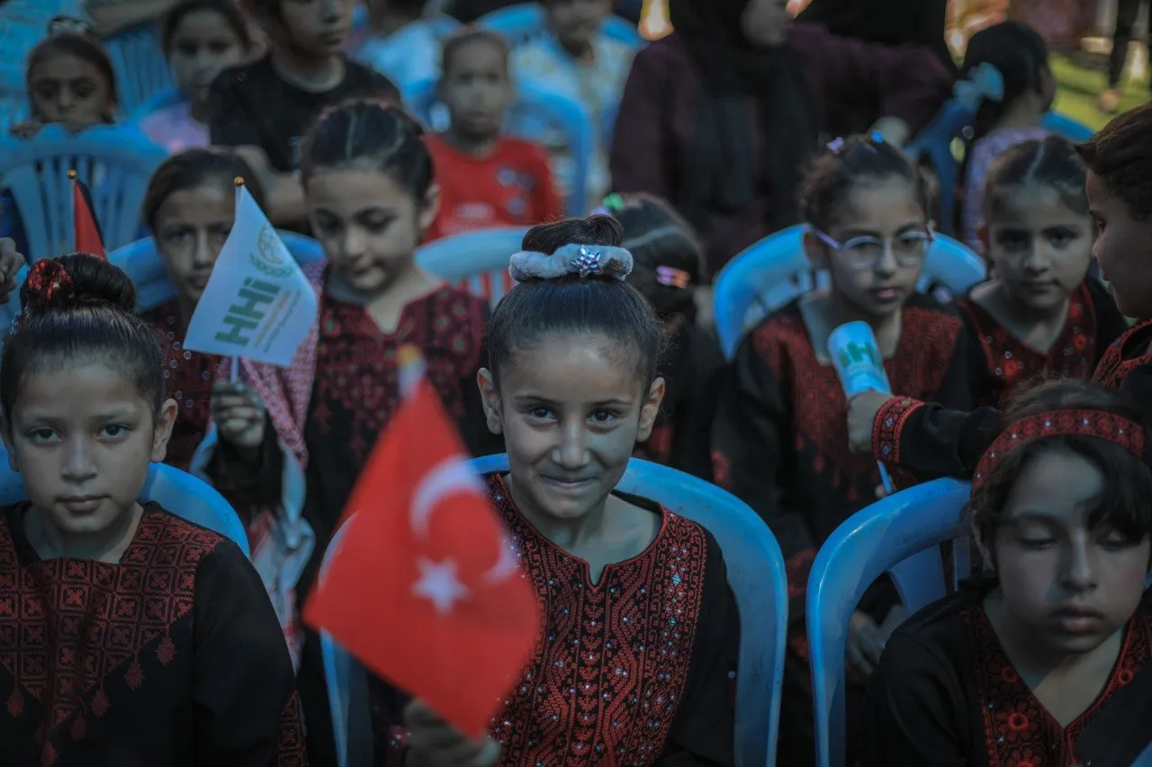 Gazze’de 864 öğrenci için yeni sahra okulu açıldı