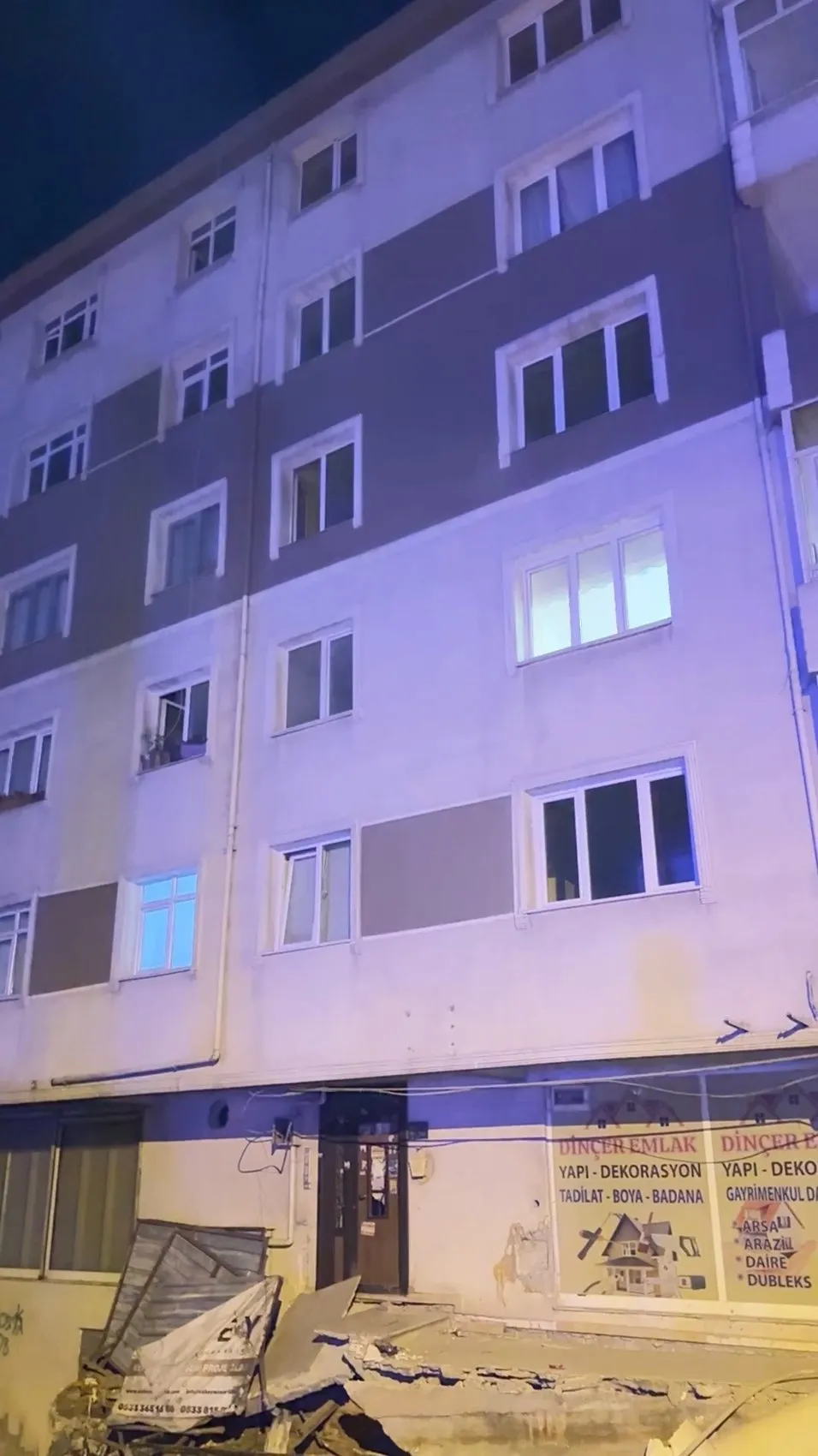 Avcılar'da temel kazısı binayı çökme noktasına getirdi
