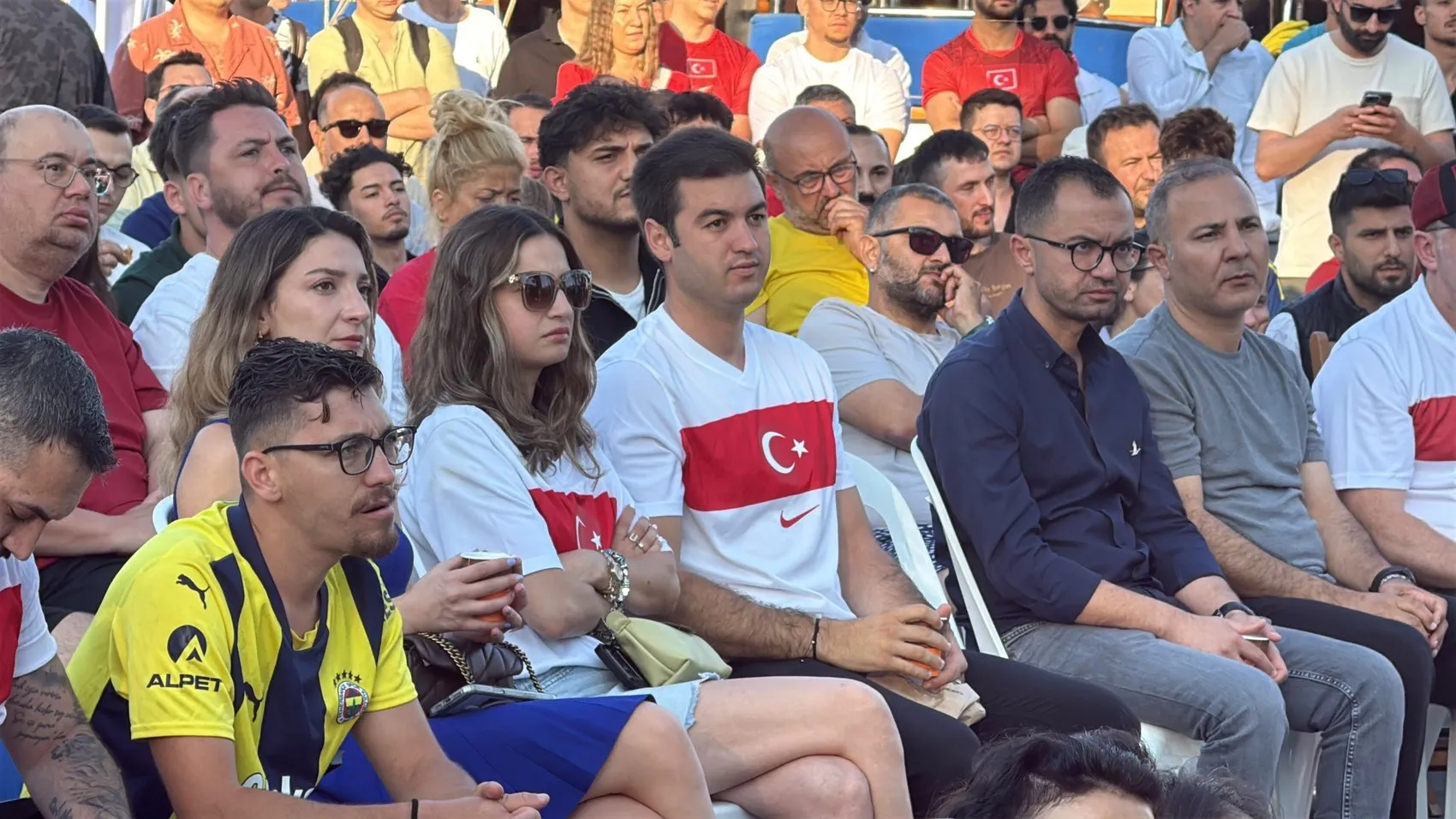 Bodrum meydanı milli maç için dev ekrana döndü