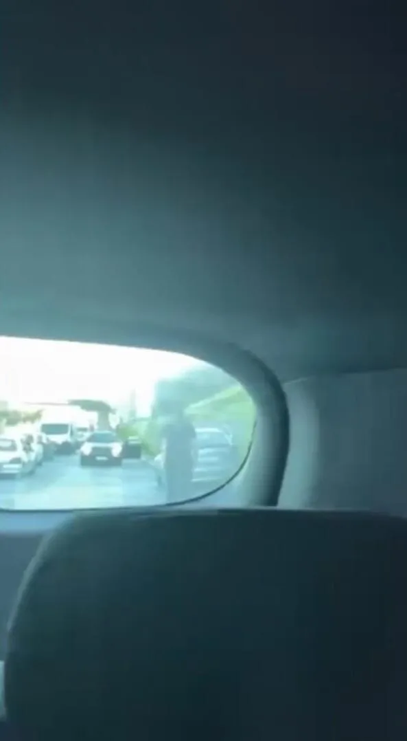 Şişli trafiğinde dehşet anları Ailesinin yanındaki sürücüye yolda saldırdı