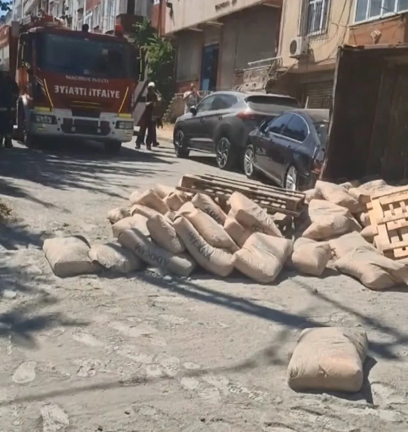 Sultangazi'de freni patlayan kamyonet park halindeki arabanın üzerine devrildi