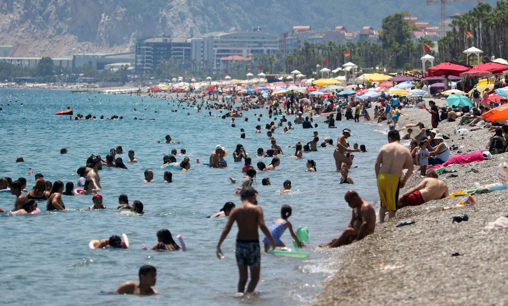 Antalya kavurucu sıcakla tanıştı sahillere hücum başladı