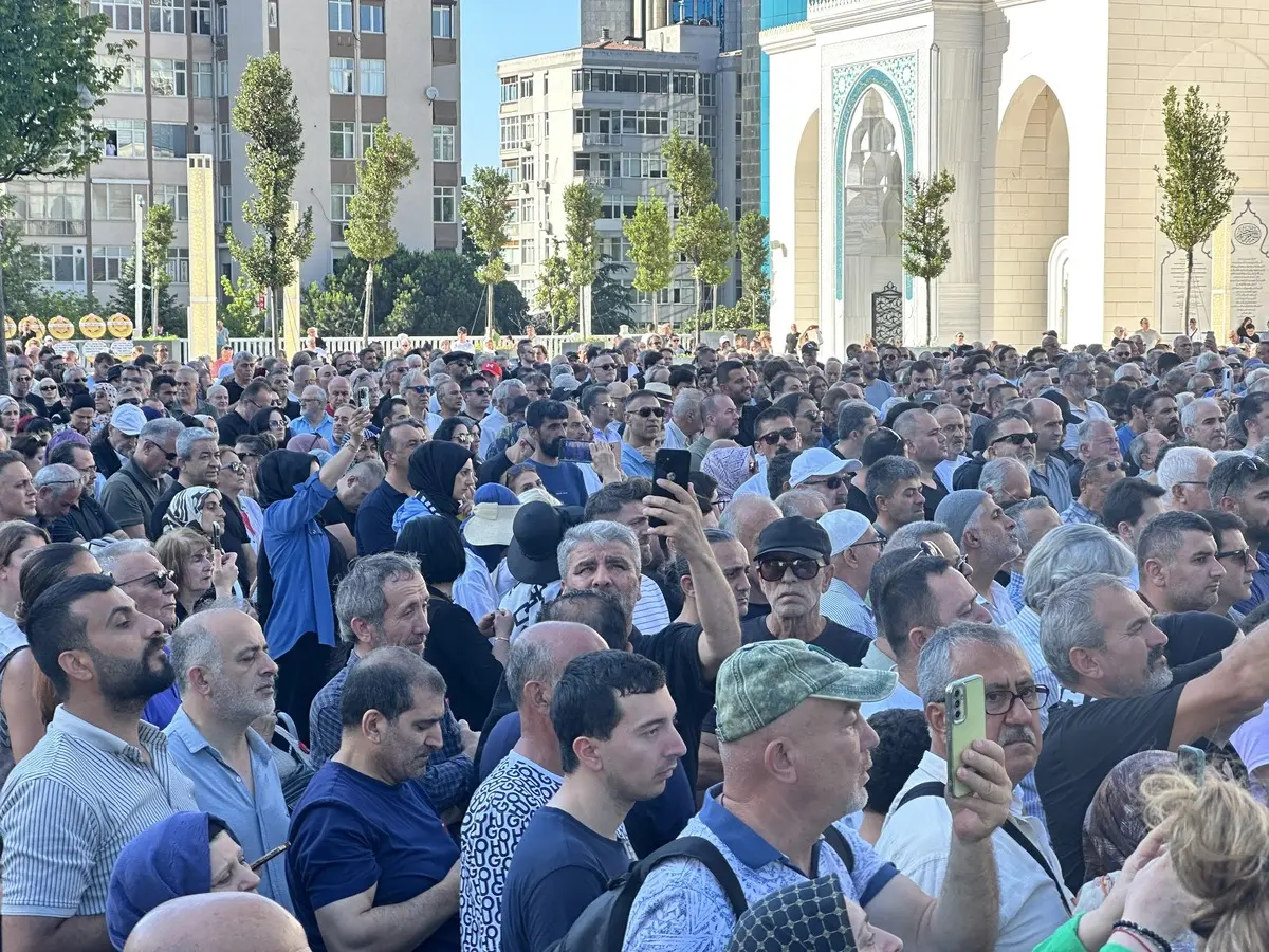 Binlerce kişi yalnız bırakmadı! Kadir İnanır son yolculuğuna böyle uğurlandı 3