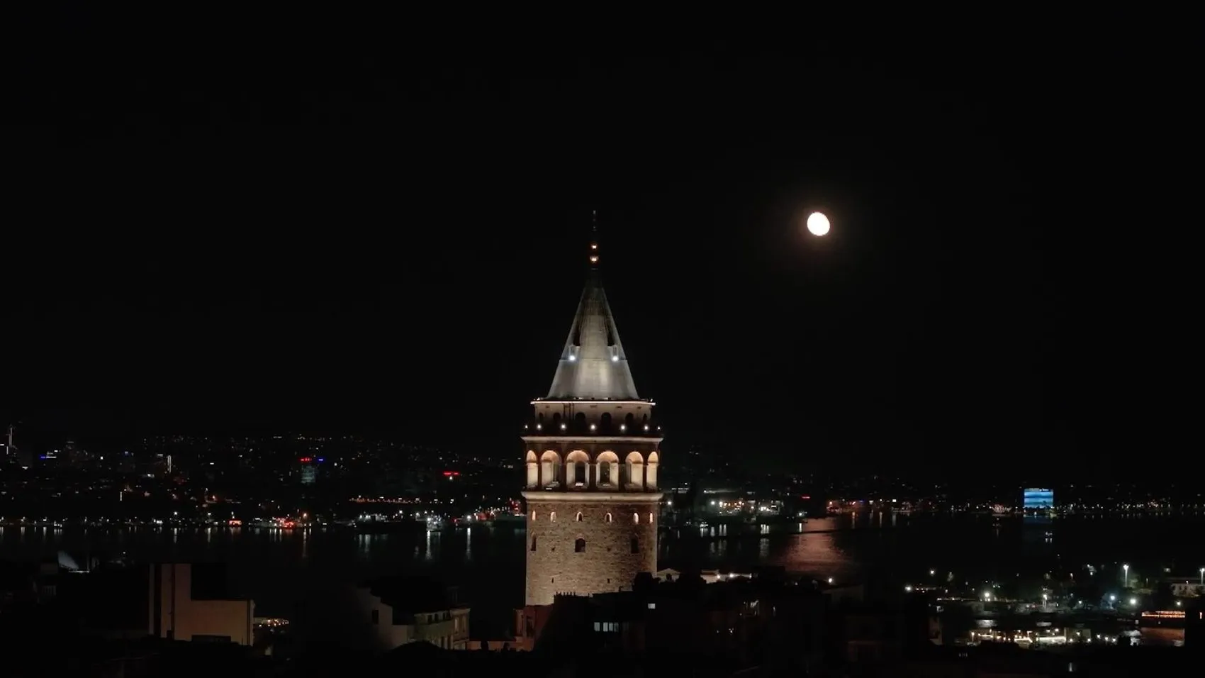 İstanbul semalarında geceyi aydınlatan dev dolunay