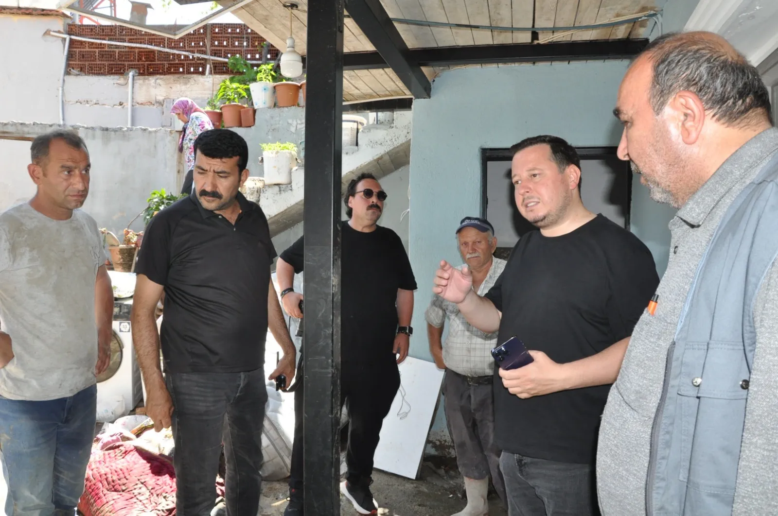 Salihli'de sel suları evi yuttu Boynuma kadar su geldi
