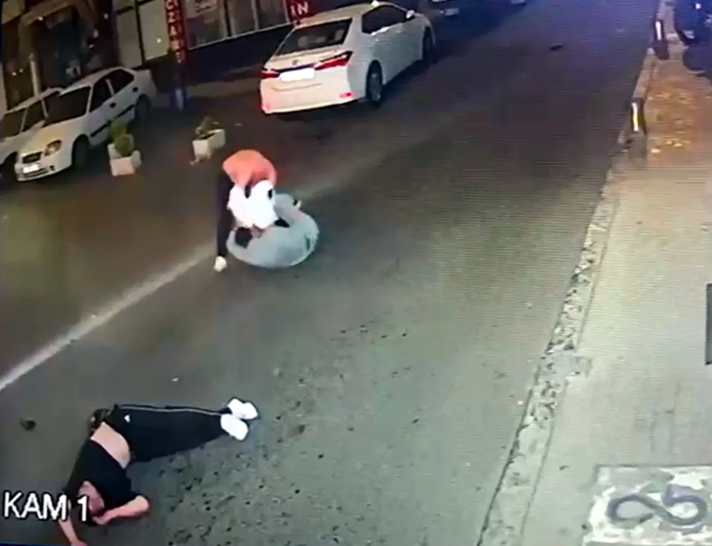 Çorlu'da gece yarısı sokak kavgası kamerada