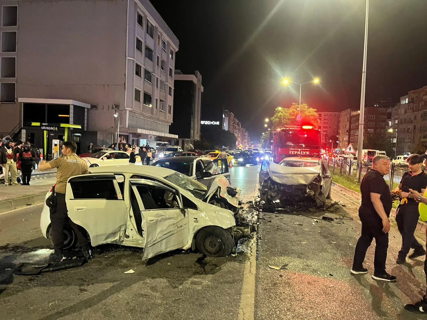Samsun'da kontrolden çıkan araç karşı şeride daldı 5 yaralı
