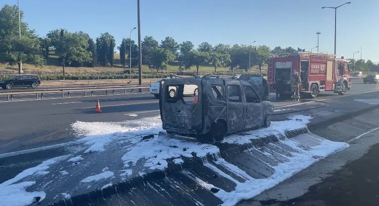 Esenyurt TEM Otoyolu'nda yanan araç trafiği kilitledi