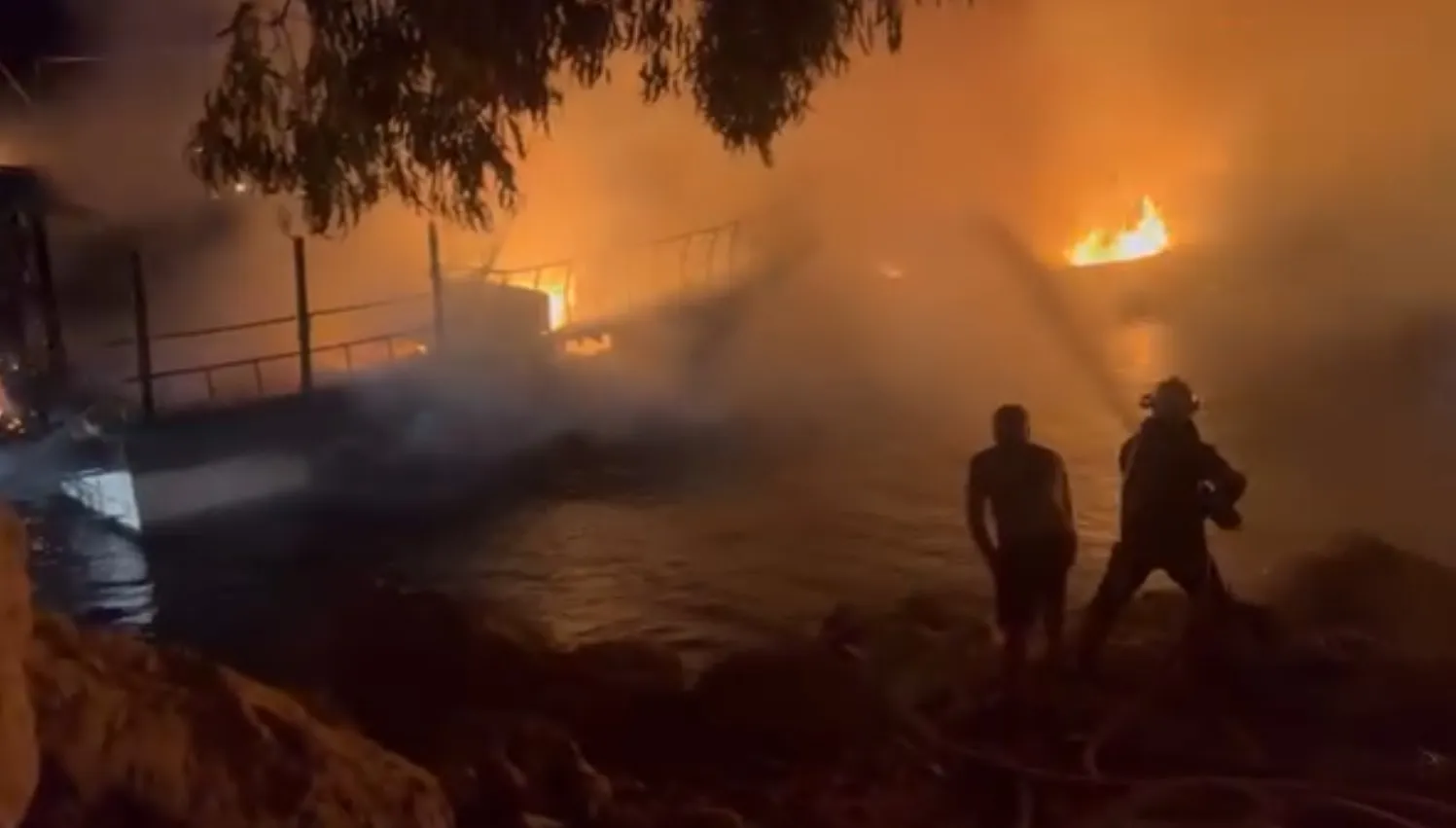 Silifke kıyılarında gece yarısı korkutan tekne yangını