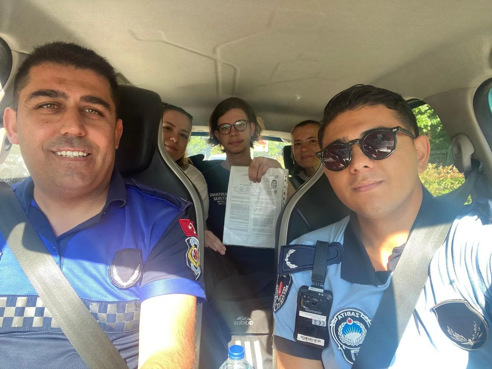 İzmir'de zabıta ekipleri sınava geç kalan öğrencilerin imdadına yetişti