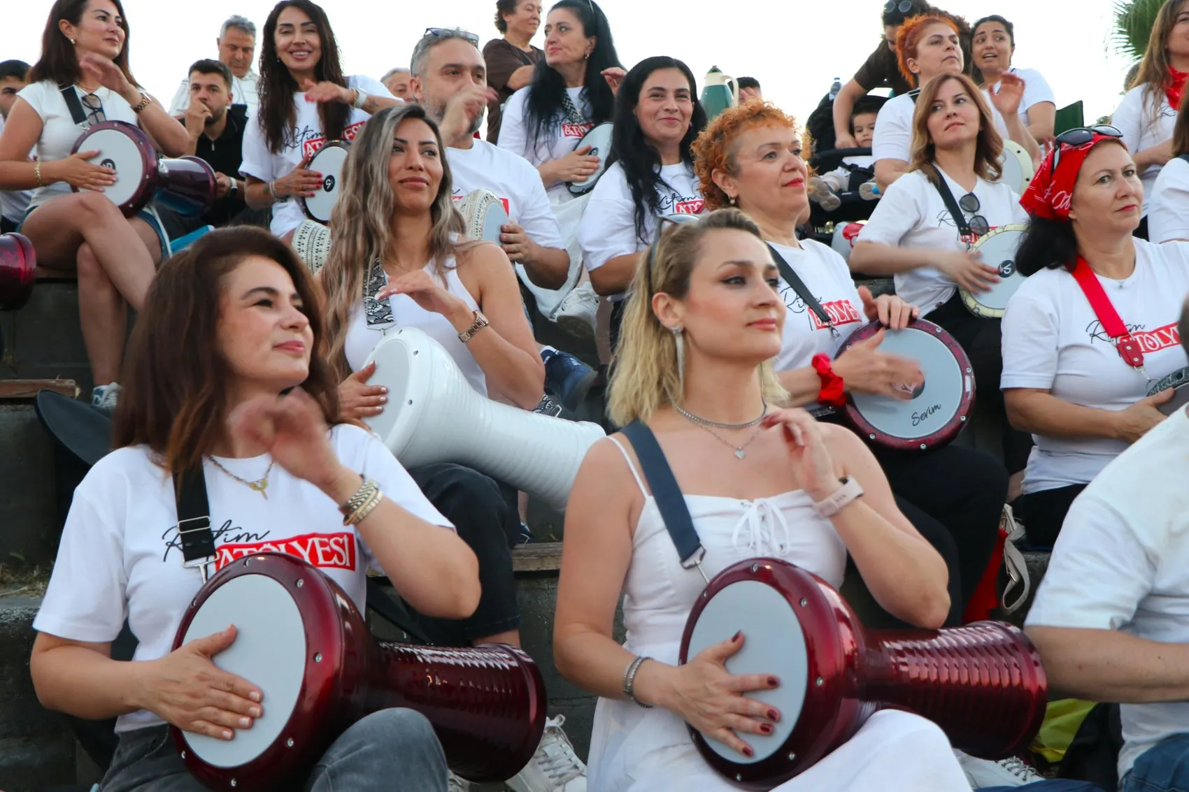 Samsunlu kadınlar darbuka başında stres atıyor