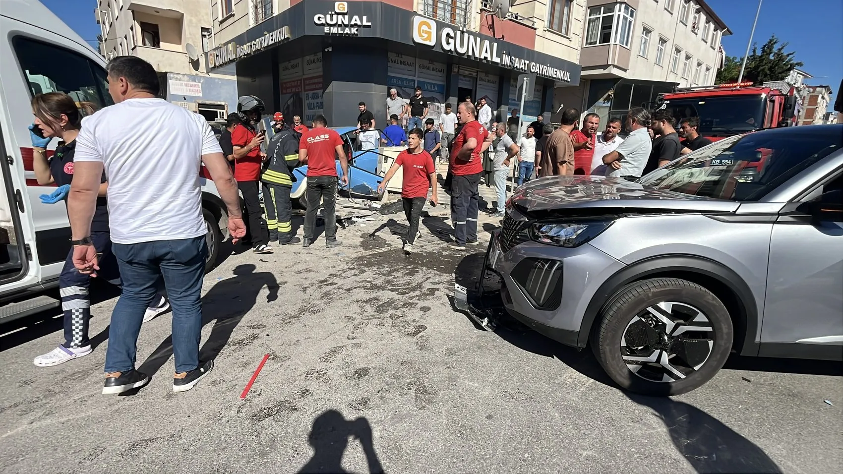 Darıca'da kontrolden çıkan otomobil karşı şeride uçtu