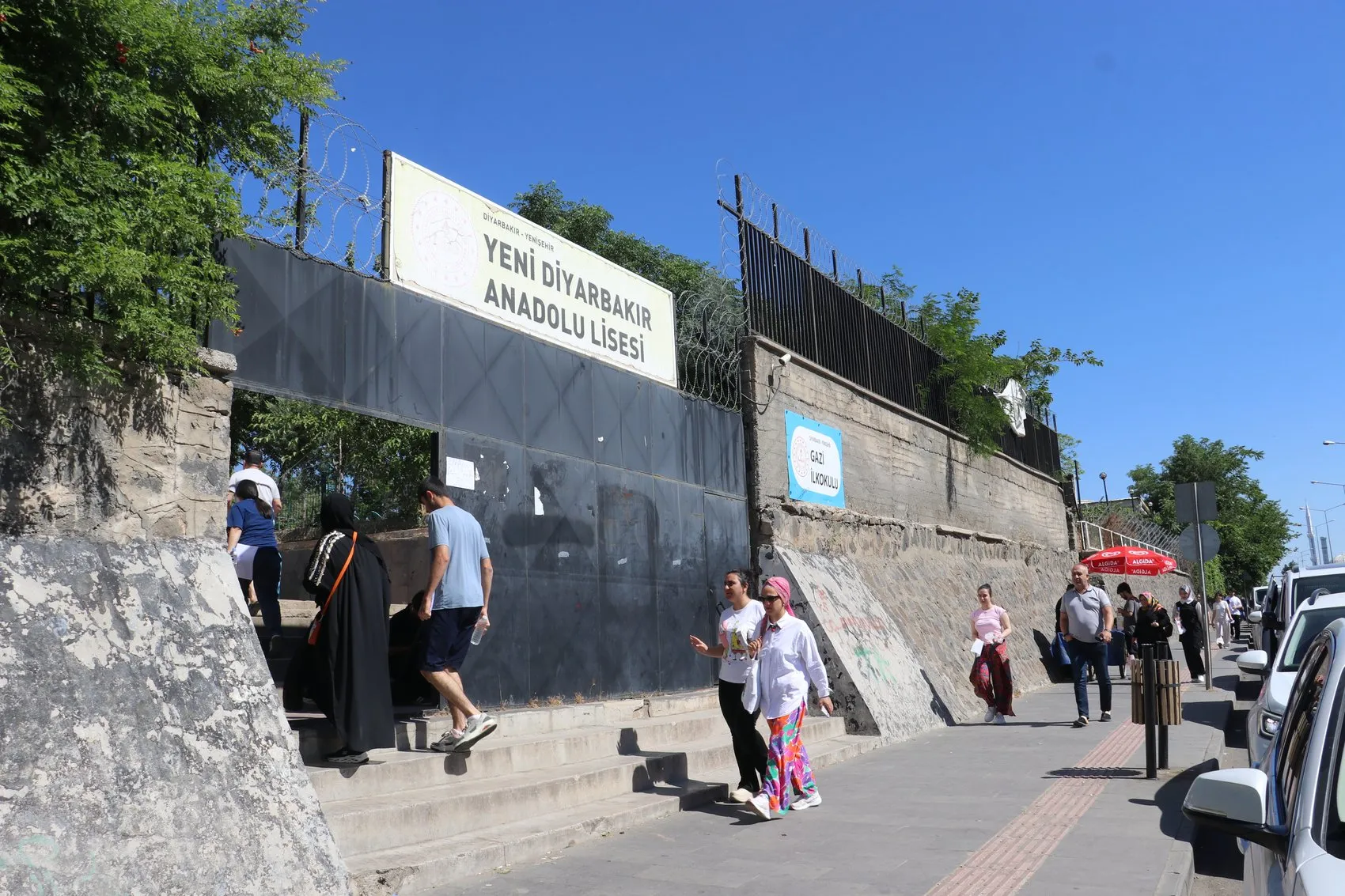 Diyarbakır'da üniversite hayali için ter döken gençler sınav salonunda