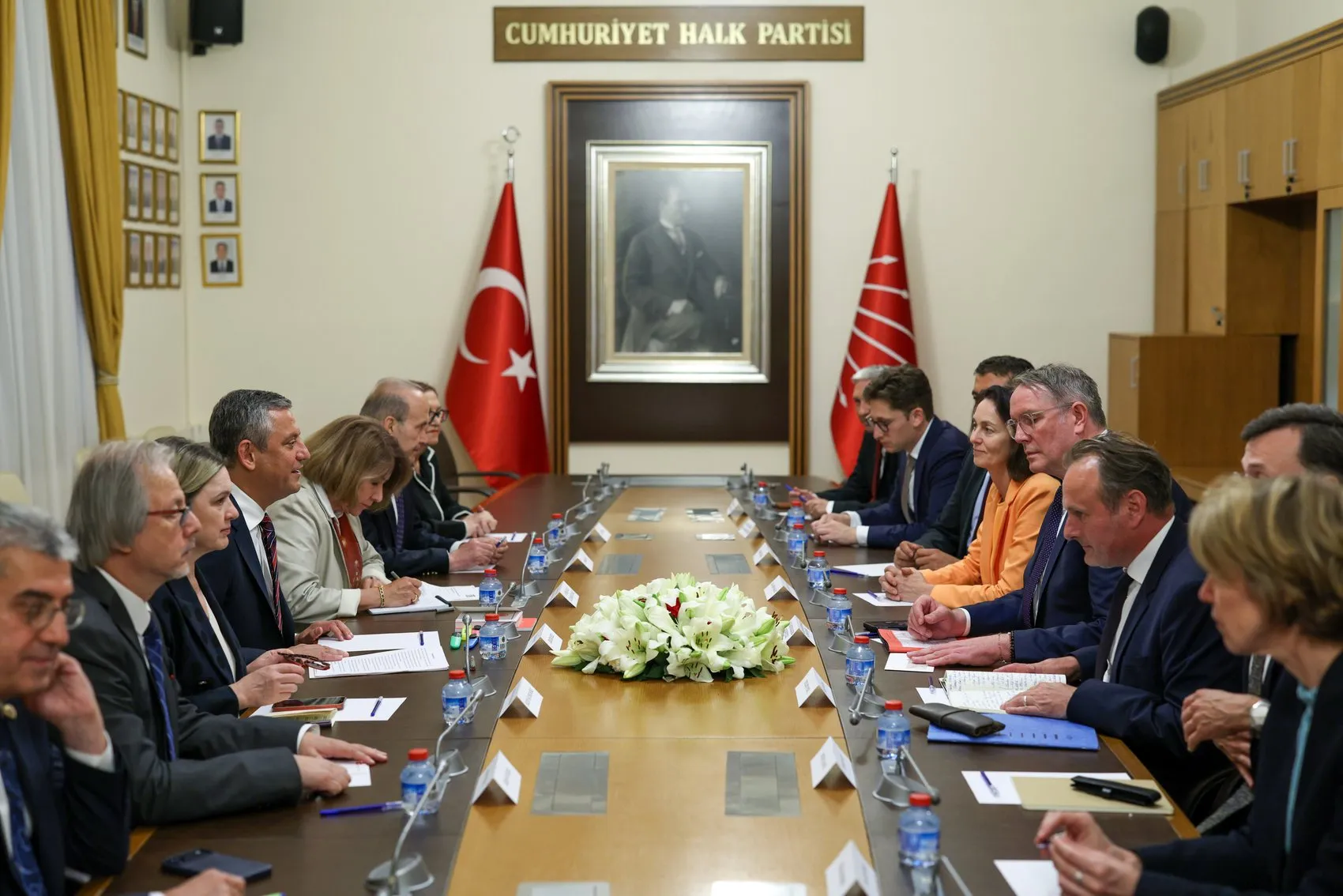 Özgür Özel Alman heyetiyle CHP içindeki kriz sürecini konuştu