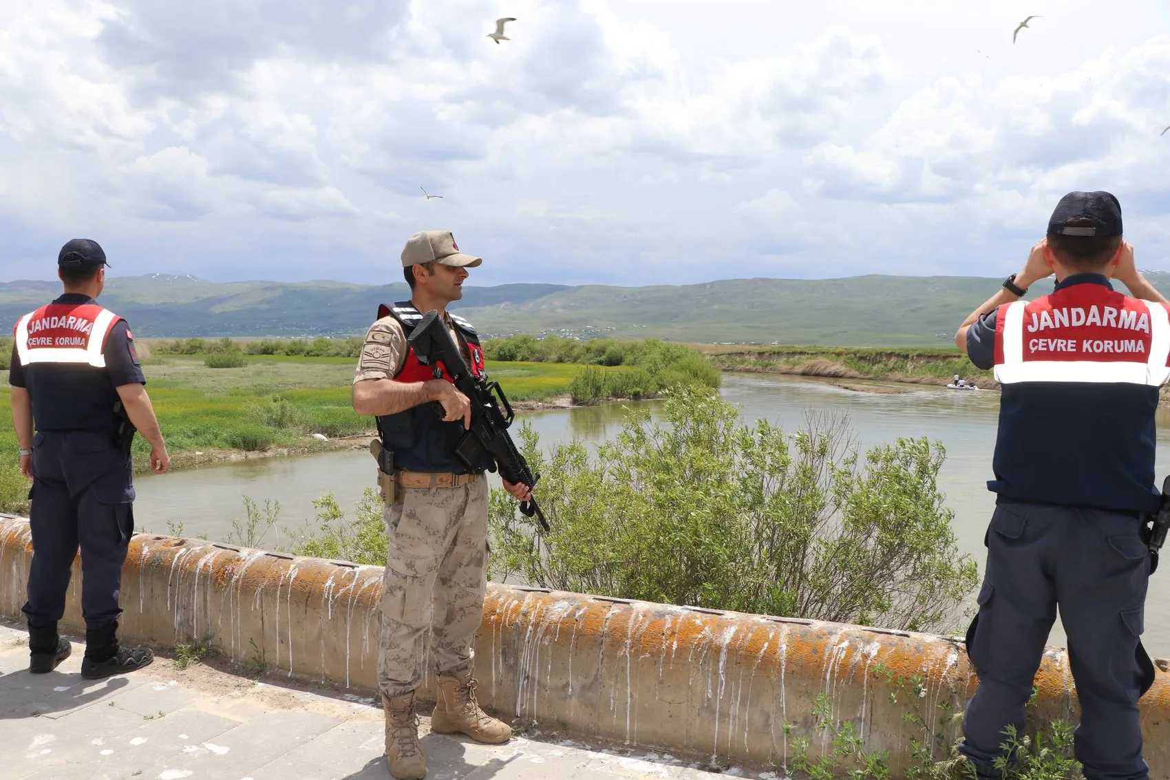 Van Gölü'nde kaçak avcılığa dronlu ve botlu jandarma denetimi