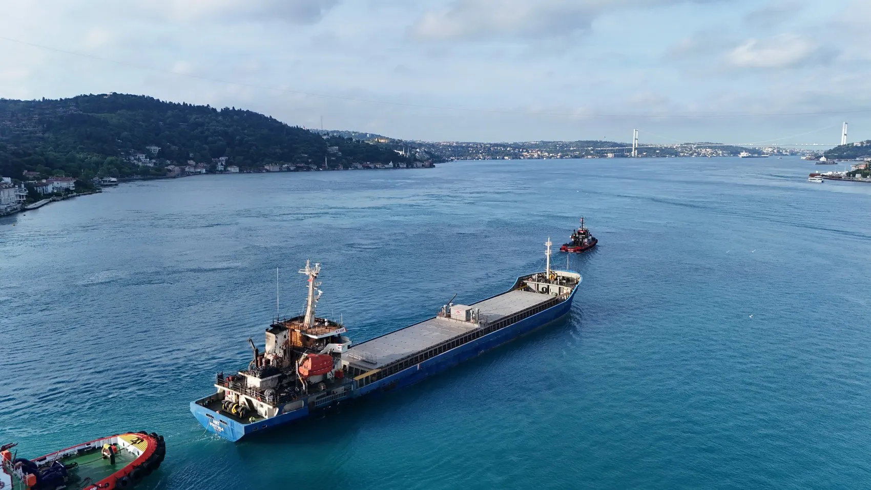 Saldırıya uğrayan Türk kargo gemisi İstanbul Boğazı'ndan geçti