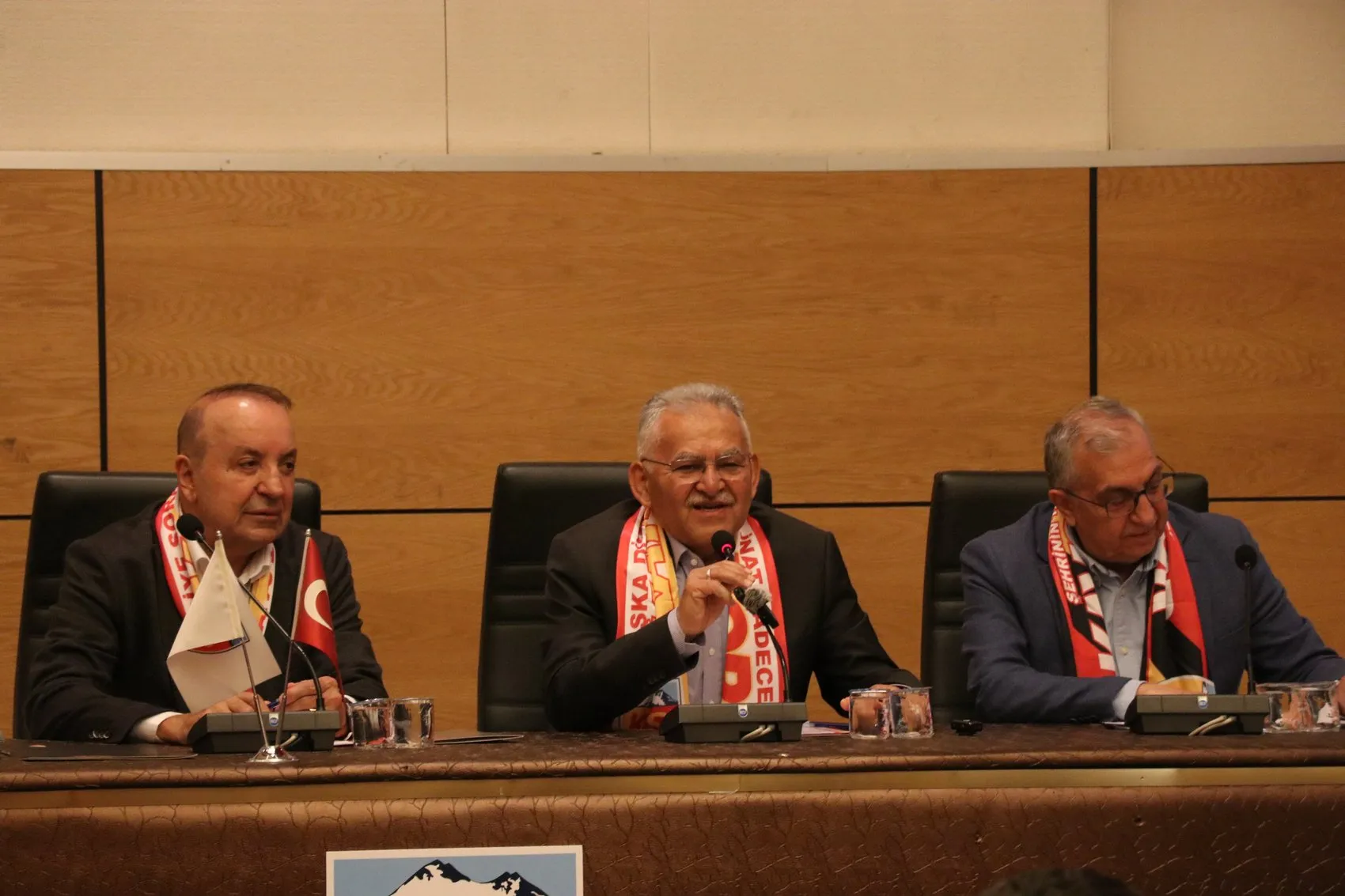 Kayserispor yönetimi Ali Çamlı ile yola devam ediyor