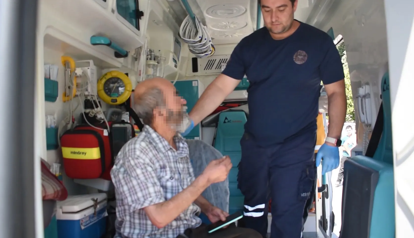 Bursa'da çöp evde mahsur kalan yaşlı adam yardım istedi