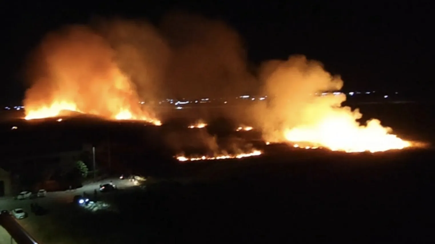 Nusaybin sınırında mayınlı alana sıçrayan anız yangını söndürüldü