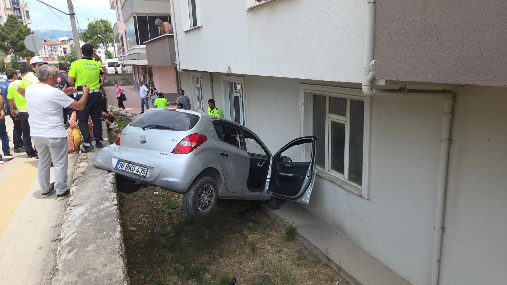 Orhangazi'de kontrolden çıkan araç apartman bahçesine uçtu