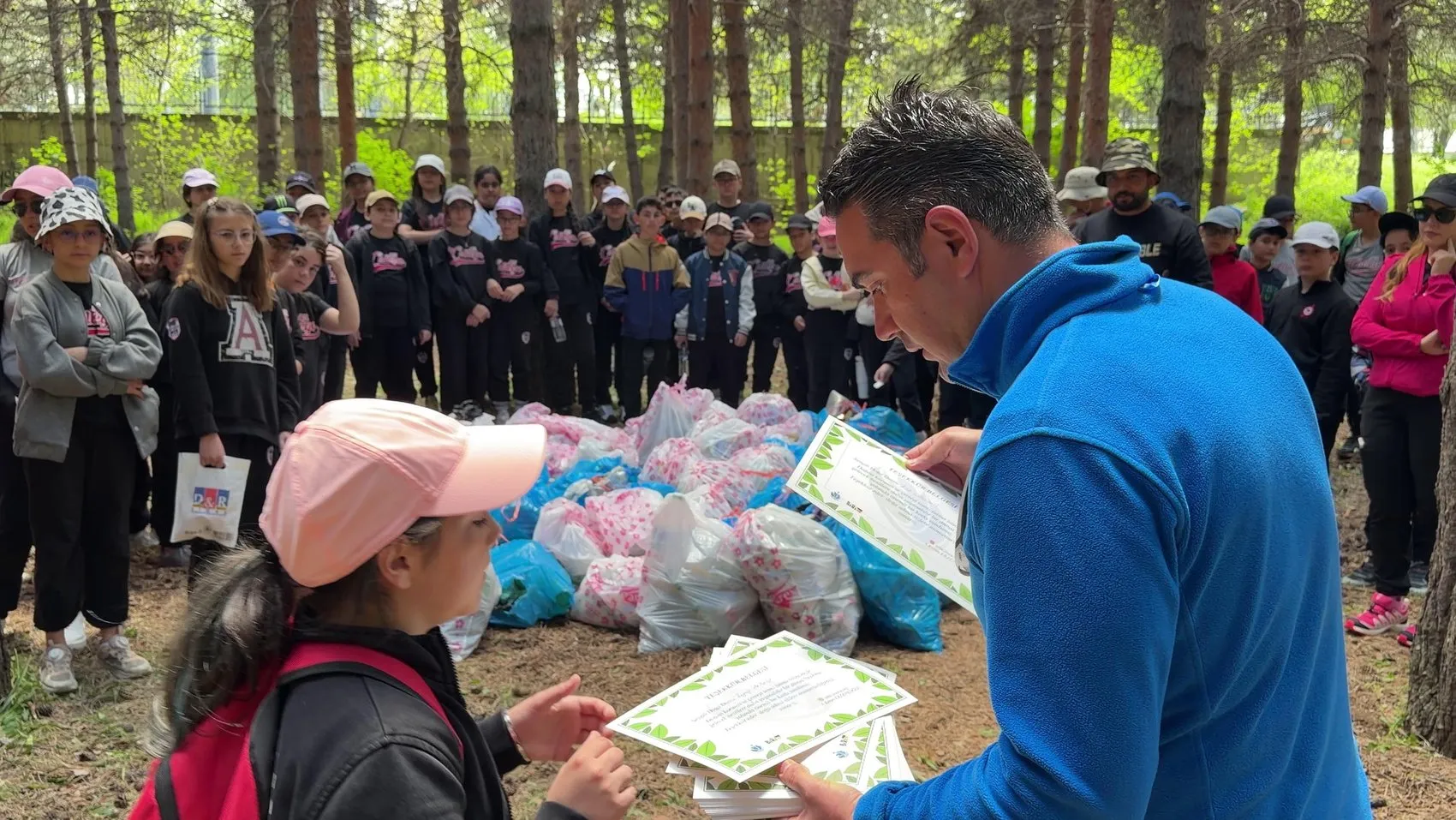 Erzurumlu ortaokullular çöp toplamak için sahaya indi