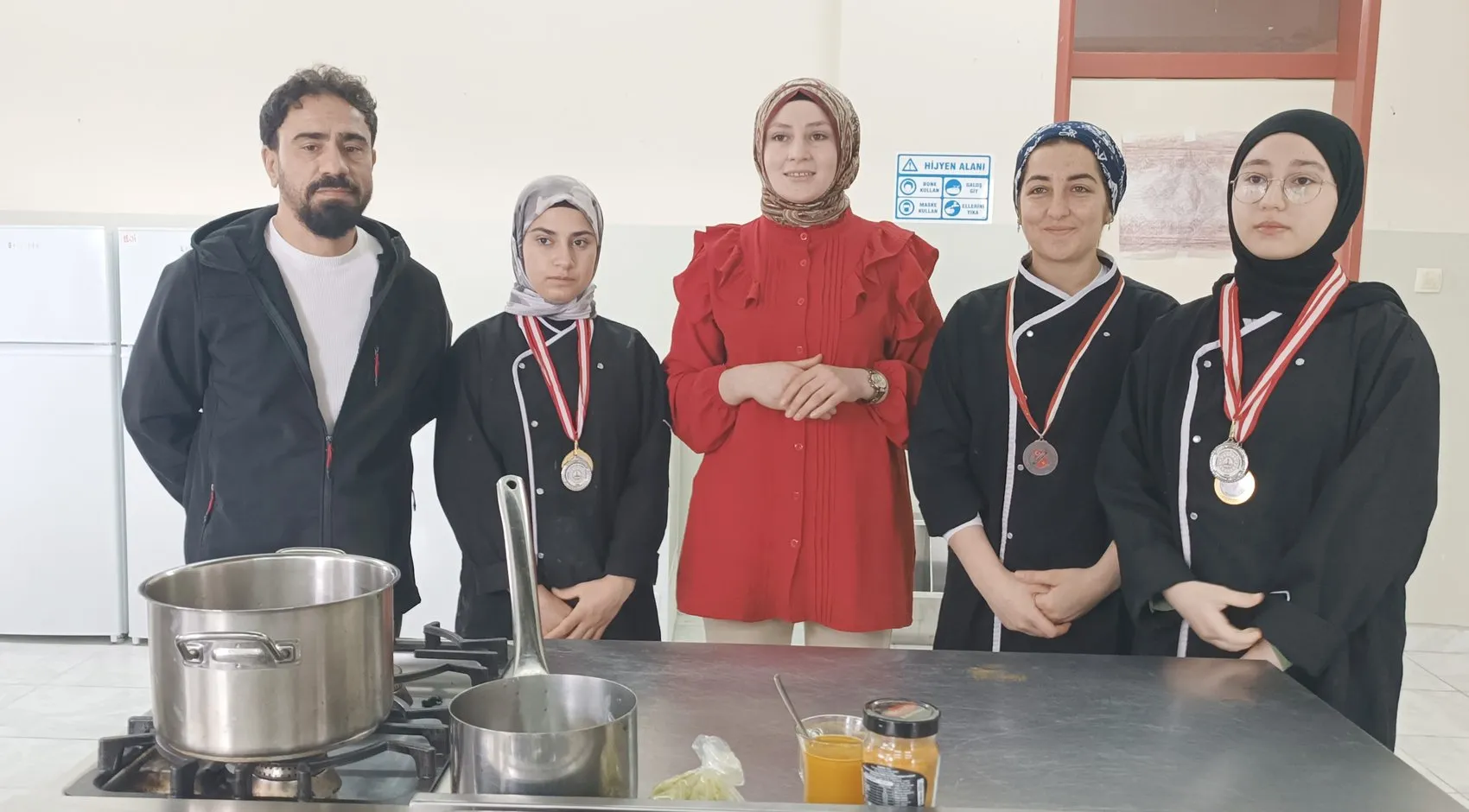 İslahiye’de meslek lisesi öğrencileri kendi mutfaklarında 40 milyon lira kazandı