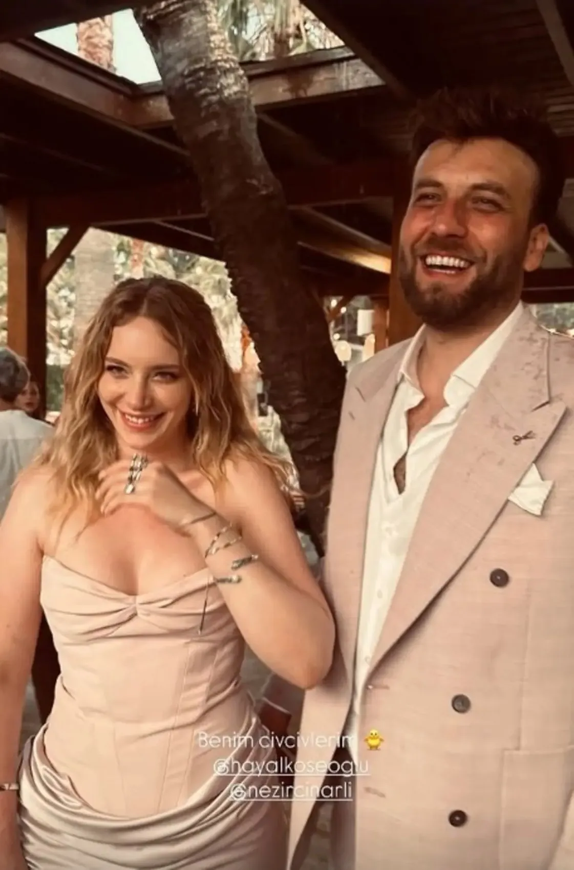 Hayal Köseoğlu ve Nezir Çınarlı nişanlandı! Nişan kıyafeti dikkat çekti 2