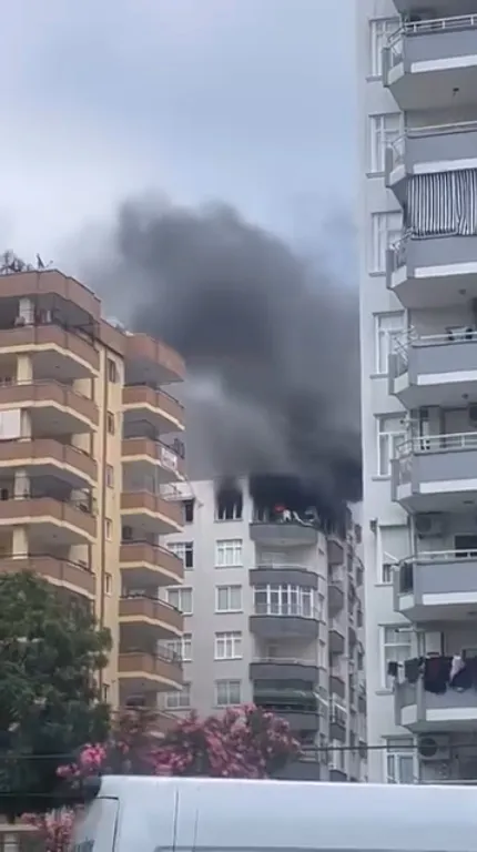 Adana'da yüksek katlı dairedeki yangında can dostumuz kurtarıldı
