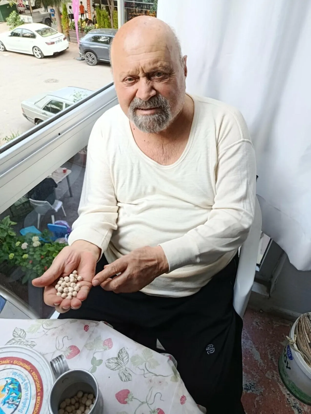 İzmirli Kemal Amca bir güvercin için evinden ayrılmıyor