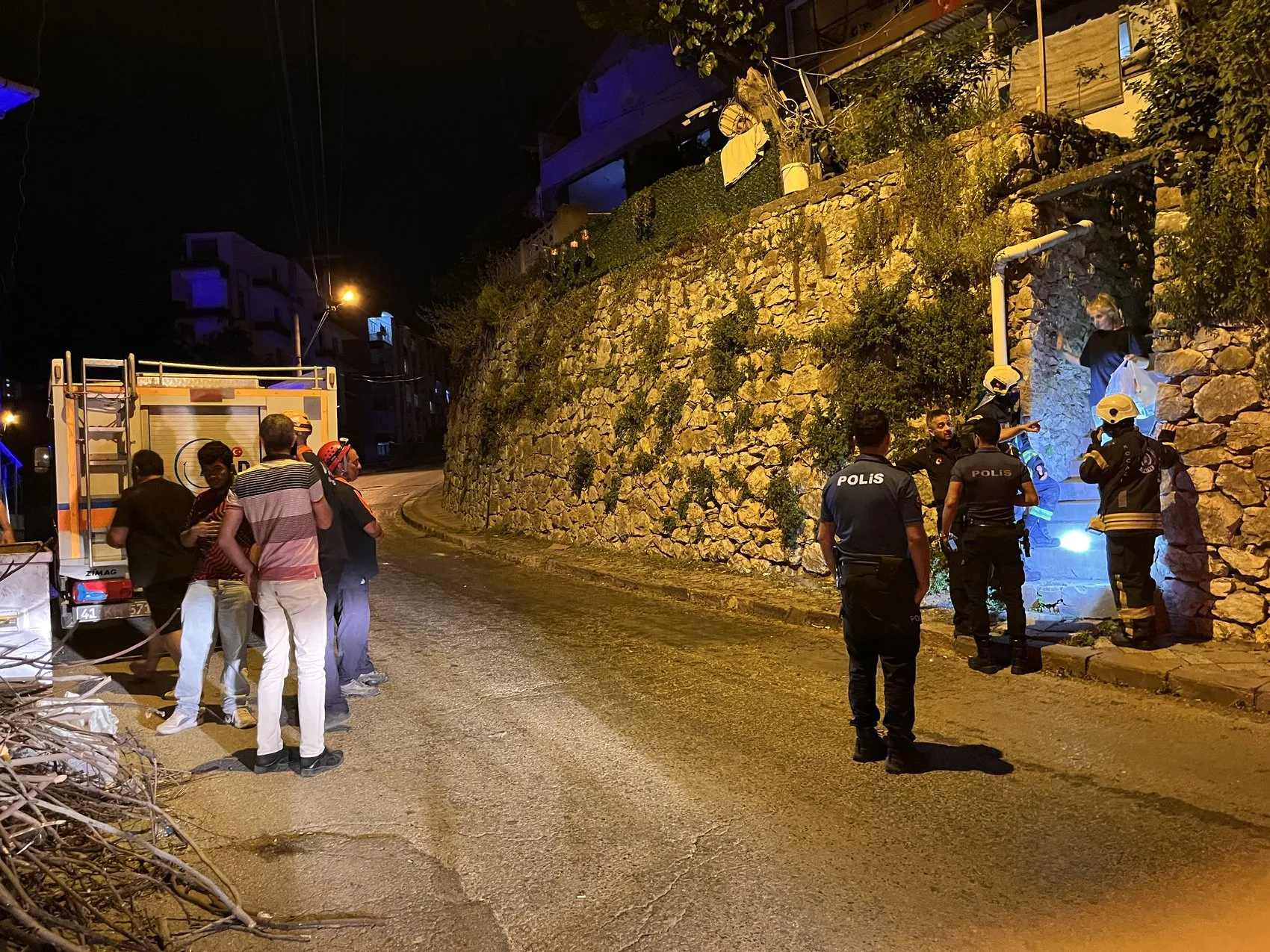 İzmit'te tavanı çöken evdeki aile son anda kurtarıldı