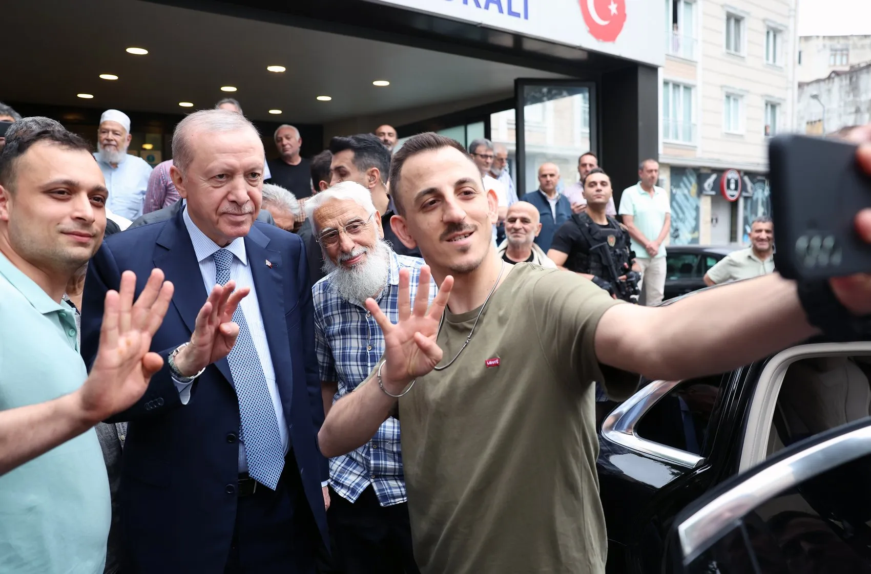 Erdoğan Beyoğlu ziyaretinde vatandaşlarla bir araya geldi