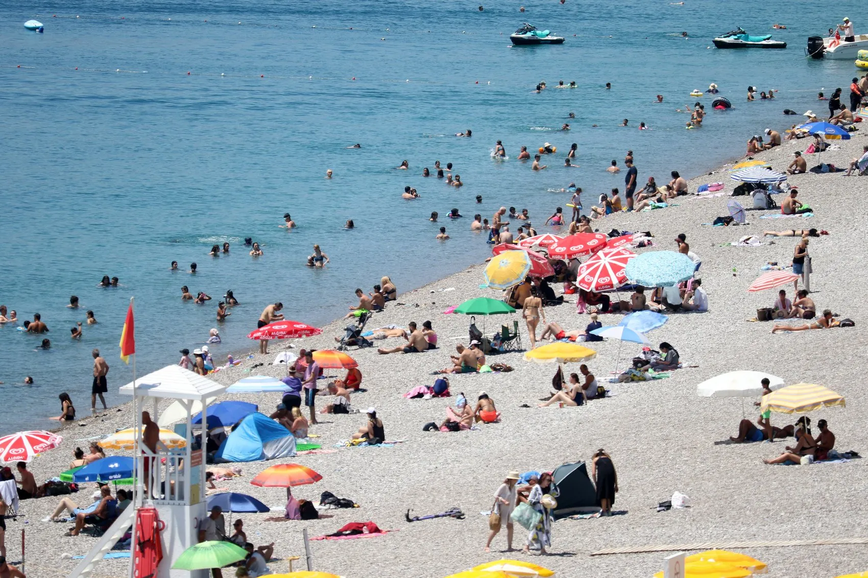 Antalya kavurucu sıcakla tanıştı sahillere hücum başladı
