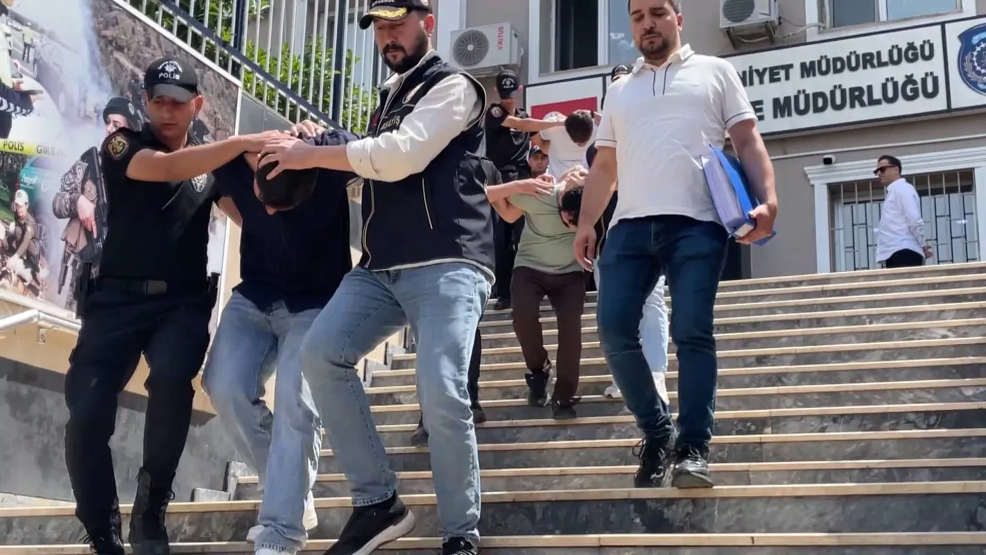 Havalimanına giden turistleri soyan çeteyi şoför ele verdi