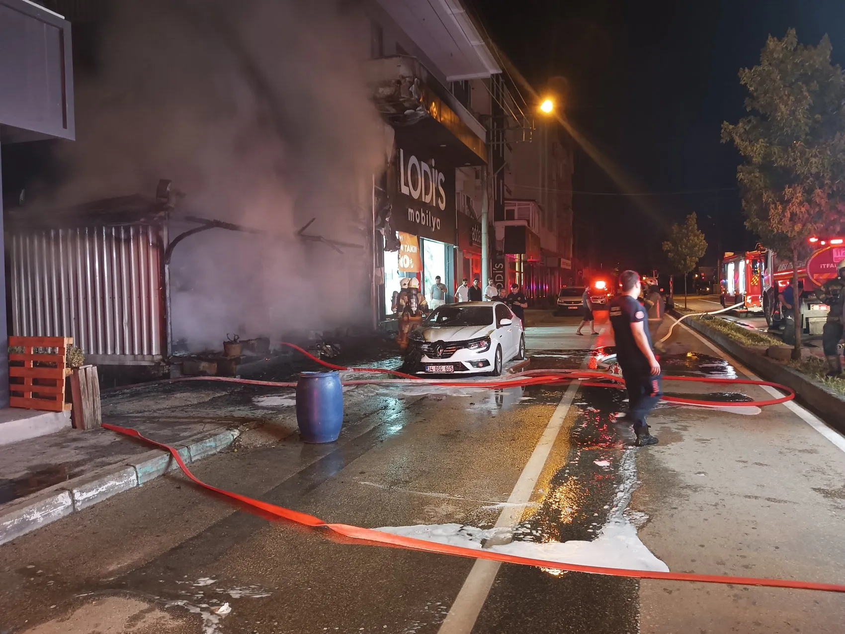Bursa'da mobilya deposundaki yangın otomobili küle çevirdi