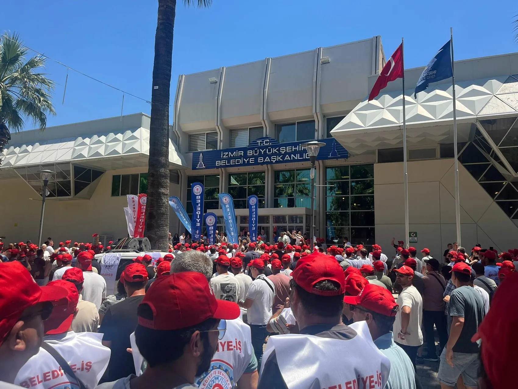 İzmir Büyükşehir Belediyesi çalışanları toplu sözleşme için sokağa indi
