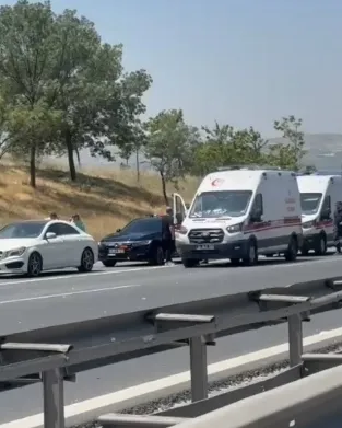 TEM Otoyolu'nda kamyonların karıştığı zincirleme kazada trafik kilitlendi
