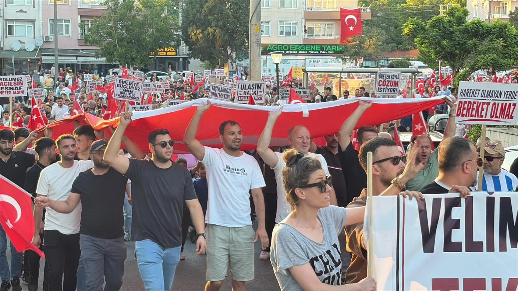 Tekirdağ'da tren kazası sonrası kapatılan geçit mahalleliyi sokağa döktü