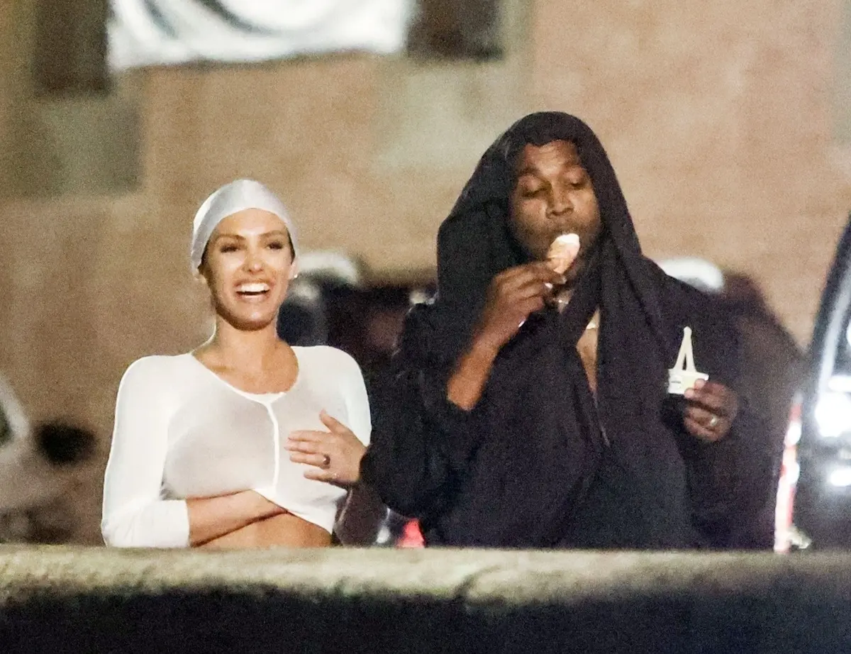 Kanye West ve Bianca Censori kutlamada! Bu sefer elbisenin belden aşağısını söktü attı 1